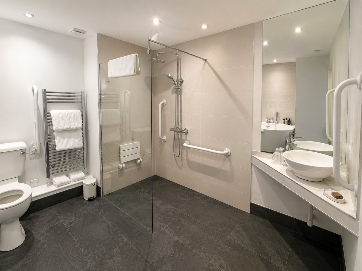 Accessible Twin Room bathroom at The Kings Arms Hotel