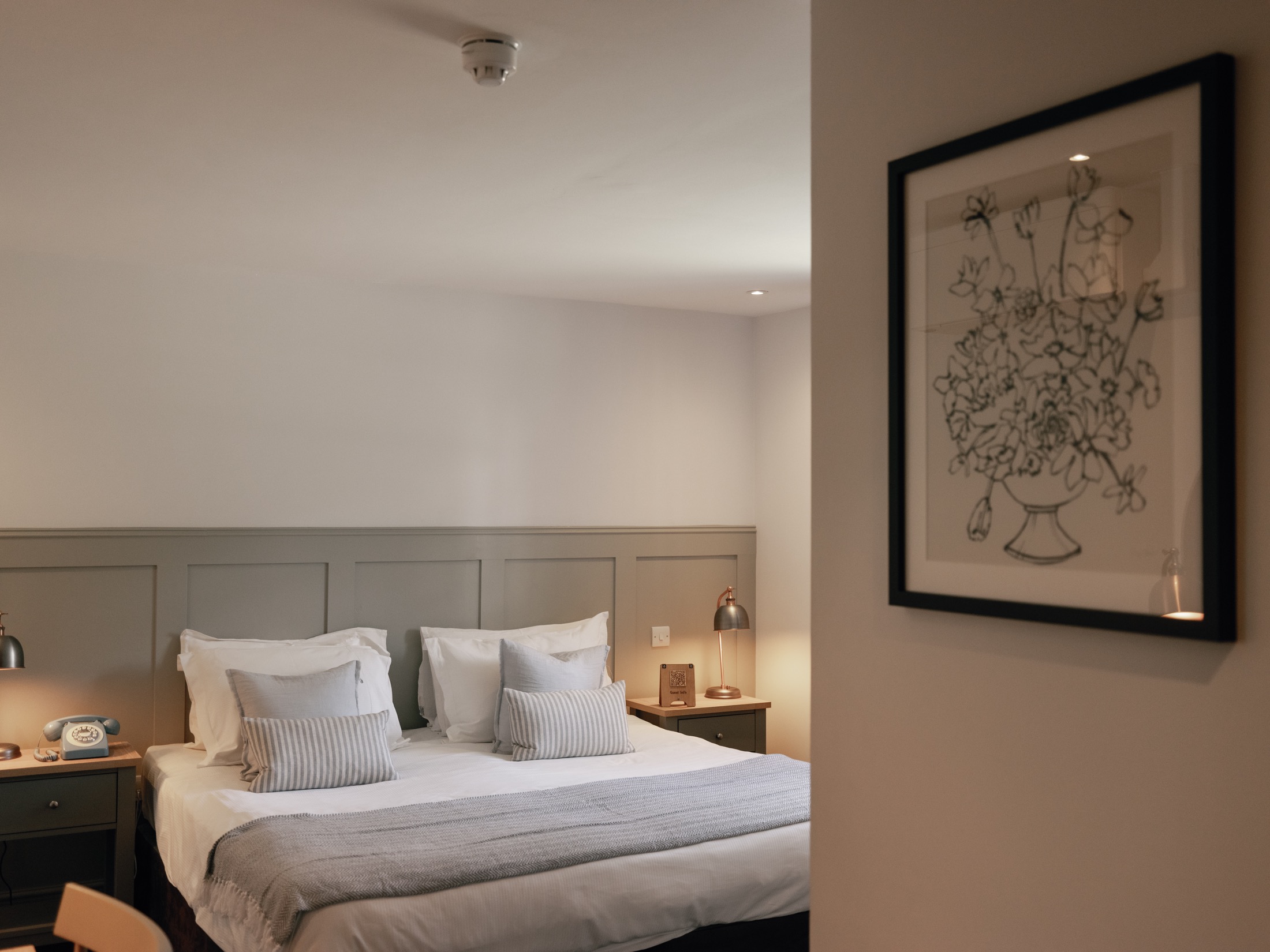 A guest bedroom at The Kings Arms Hotel
